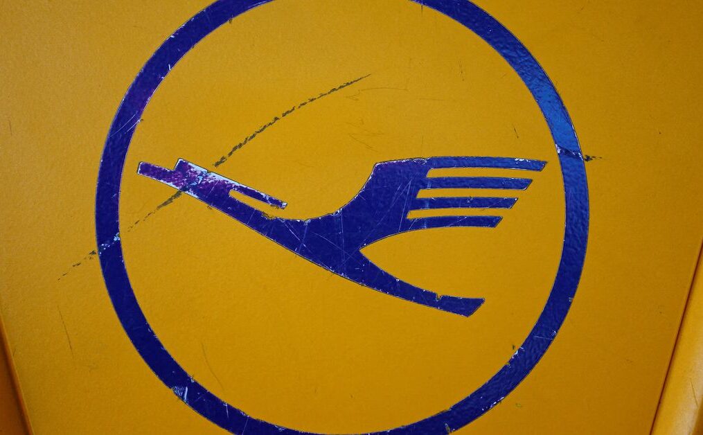Top Lufthansa shareholder Kuehne does not plan to take blocking minority stake-Welt am Sonntag